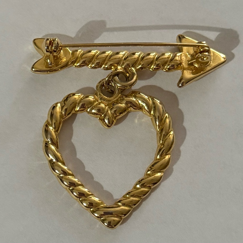 Gold Heart Arrow Brooch - Picture 2 of 2